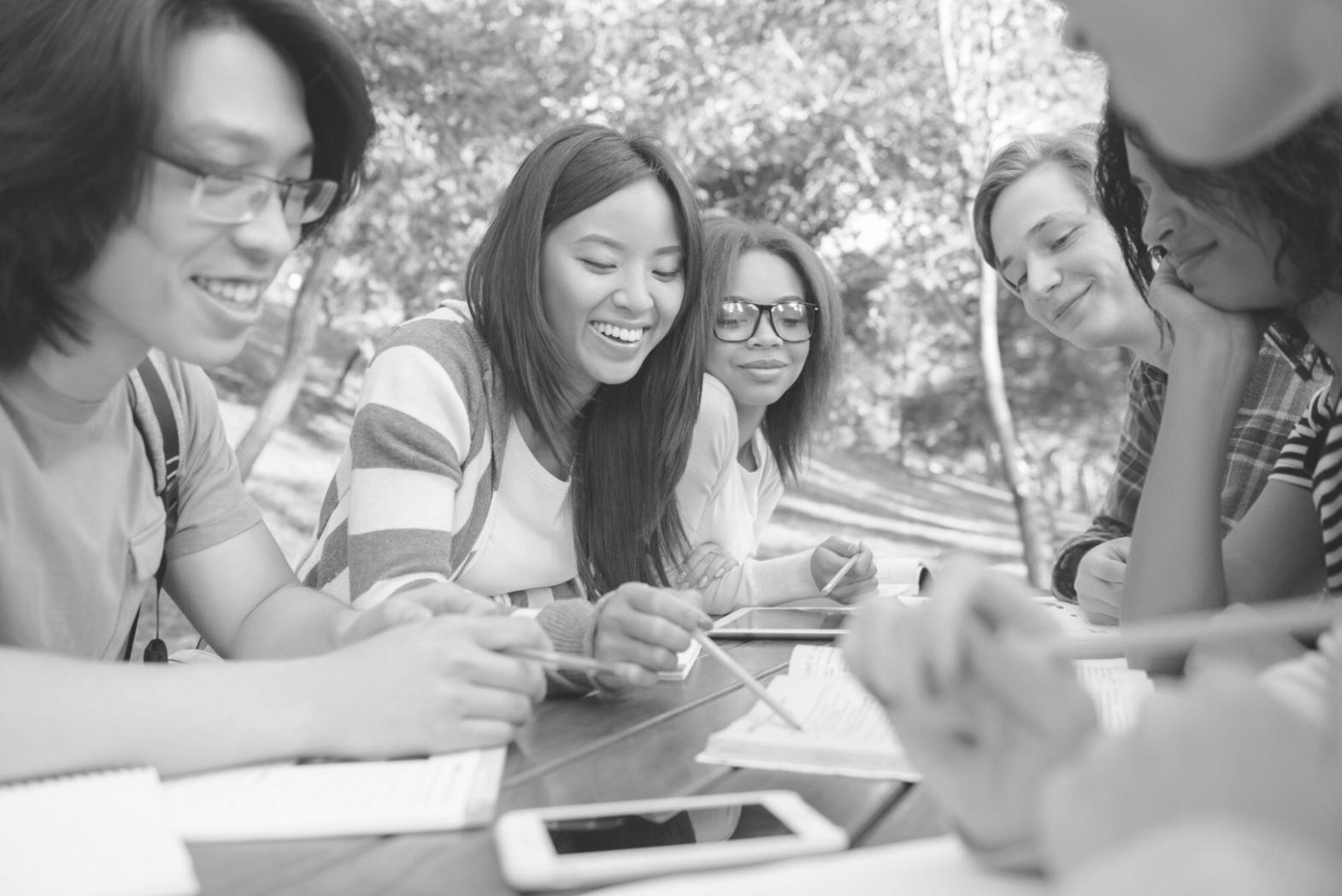 Étudiant consultant ses finances sur ordinateur portable