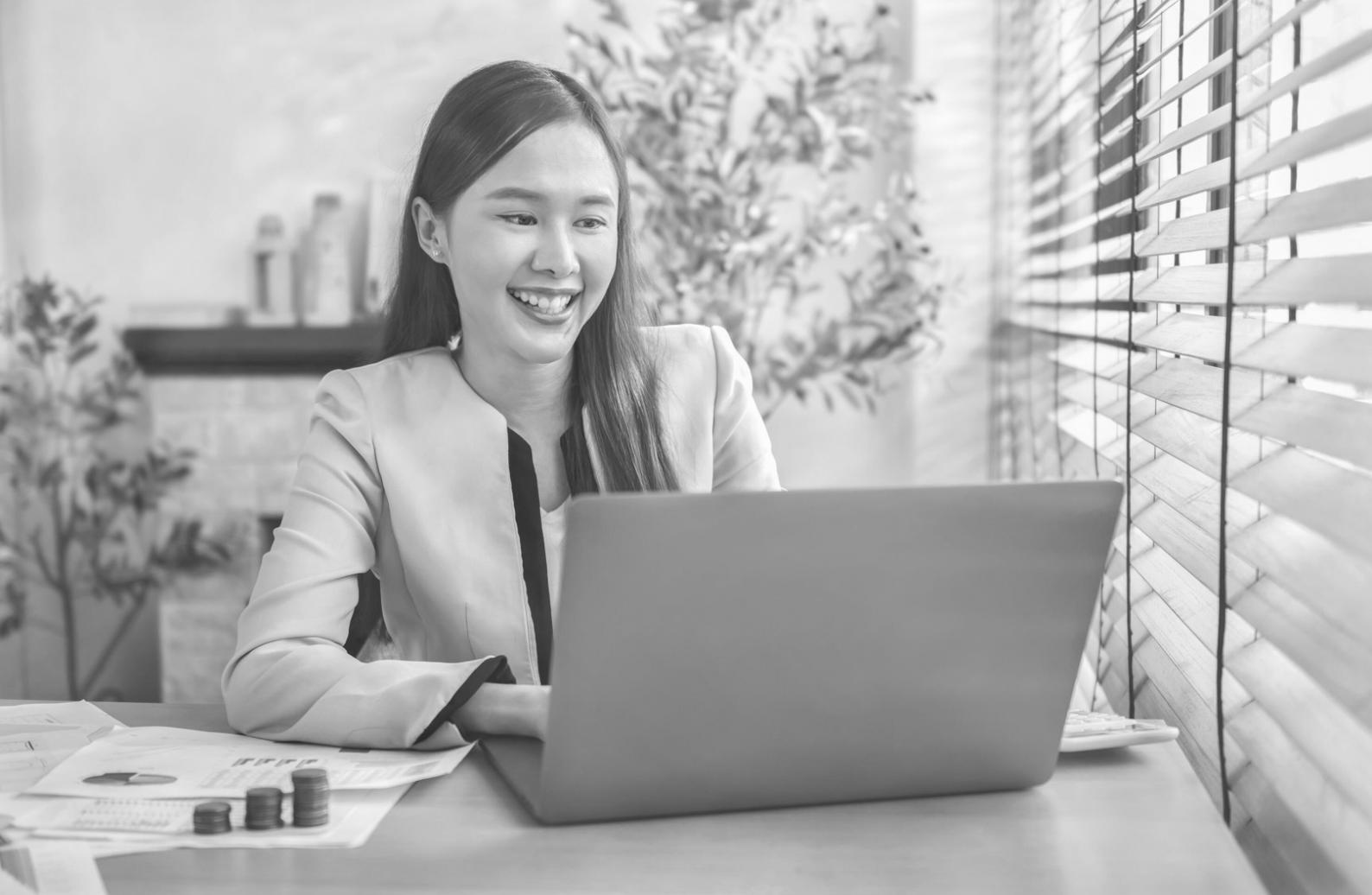 Personne travaillant sur un budget personnel avec calculatrice et documents financiers