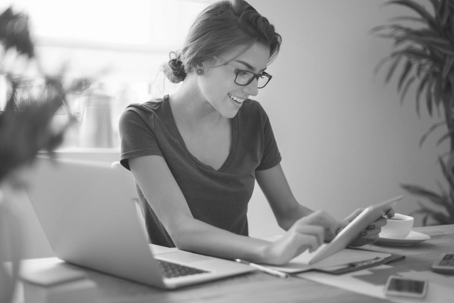 Calculatrice et documents financiers sur bureau
